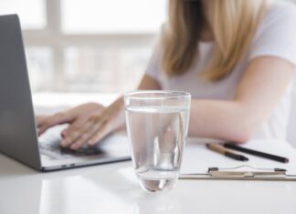 Dystrybutor wody na uczelni – jak picie wody wpływa na koncentrację Dystrybutor wody na uczelni
