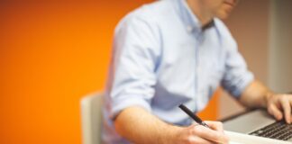 Jakie czynniki wpływają na planowanie i strategię rozwoju organizacji?