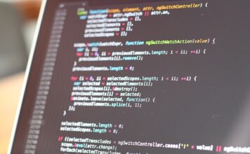 Czym różni się proces od zadania?