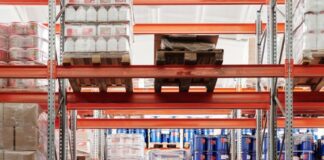 Od chaosu w paczkach do rekordu sprzedaży: Kiedy i jak bezpiecznie oddać logistykę e-commerce w ręce operatora? magazynowanie