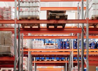 Od chaosu w paczkach do rekordu sprzedaży: Kiedy i jak bezpiecznie oddać logistykę e-commerce w ręce operatora? magazynowanie