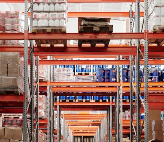 Od chaosu w paczkach do rekordu sprzedaży: Kiedy i jak bezpiecznie oddać logistykę e-commerce w ręce operatora? magazynowanie